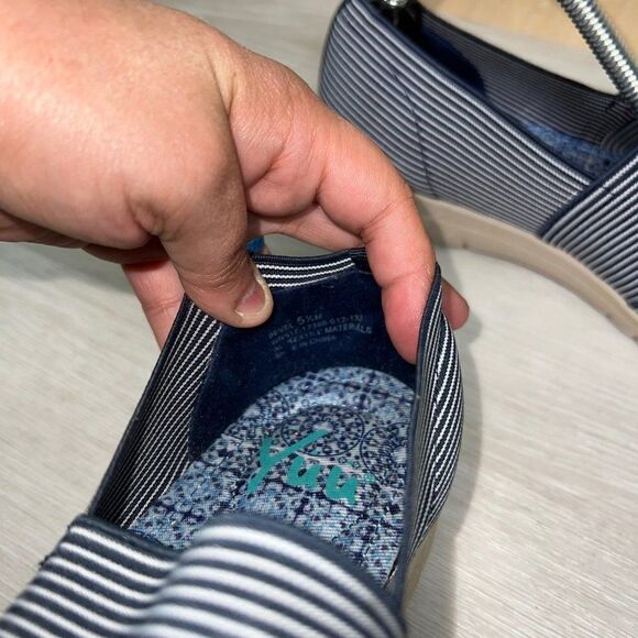 YUU Bevel Blue/White Stripe Elastic Slip-on NWOT Women's 5.5 - Picture 9 of 10